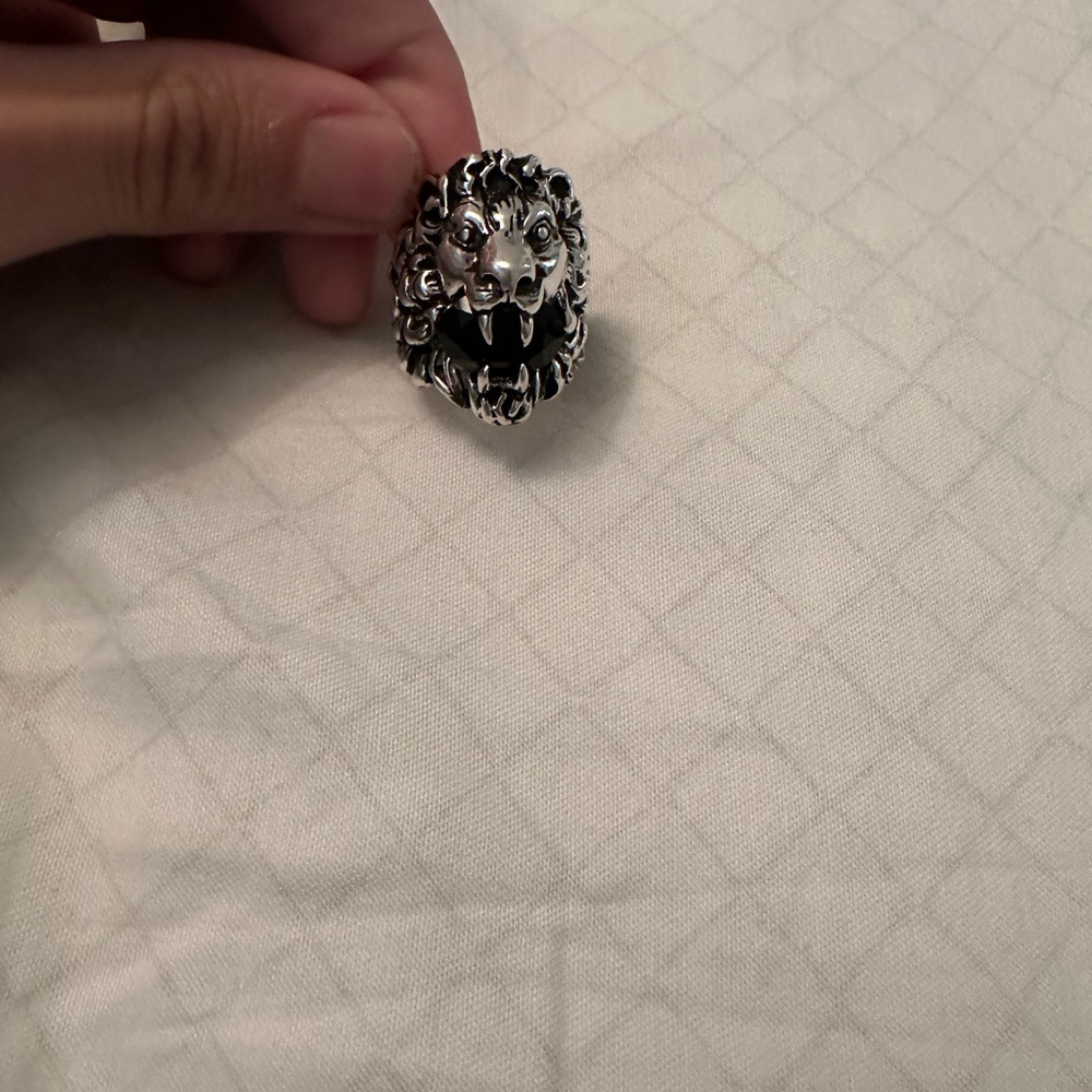 Gucci men’s Lion ring with black gem in mouth